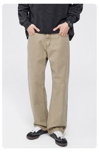 Détail de la texture en sergé de coton et des poches latérales du pantalon kaki