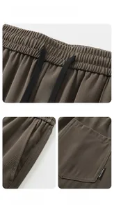 Détails d'un pantalon marron avec taille élastique à cordon et poche avec logo fashion