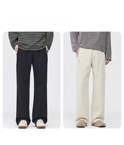 Comparaison de pantalons décontractés droits noir et blanc cassé avec plis et poches latérales