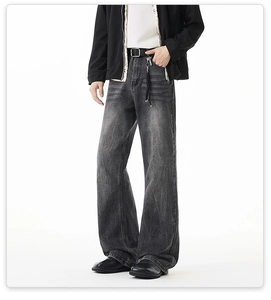 Nahaufnahme von schwarzem Denim-Stoff mit Vintage-Waschung und abgenutzten Details
