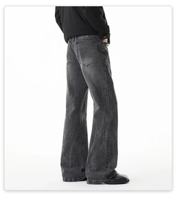 Detailansicht der grauen Vintage-Schlagjeans mit verwaschenem Look und Gesäßtaschendetail