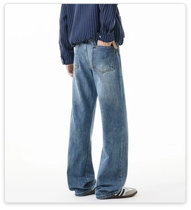 Vue arrière du jean ample pour homme, coupe droite, denim bleu délavé et style vintage