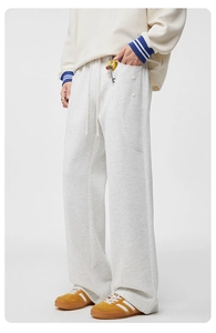 Détail du pantalon de jogging en maille gris clair avec taille élastique et poches larges