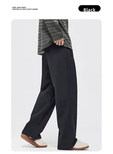 Détail du pantalon noir large montrant le tombé fluide et le tissu en mélange de polyester
