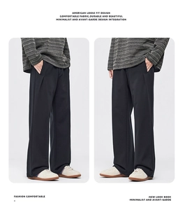 Détail du pantalon coupe large américaine noir avec un beau drapé et un design minimaliste épuré