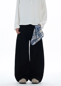 Détail d'un t-shirt Henley gaufré blanc et d'un pantalon large avec mouchoir à carreaux