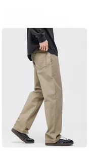 Détail du pantalon décontracté kaki avec double surpiqûre en V sur les poches arrière