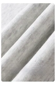Gros plan sur la texture du tricot gris clair pour pantalon de survêtement