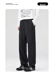 Détail du pantalon noir droit avec tissu drapé de qualité et taille élastique réglable