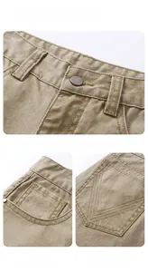 Détails du pantalon décontracté kaki montrant la taille boutonnée et les poches avant