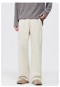 Détail du pantalon décontracté crème à coupe droite avec plis et tissu drapé fluide
