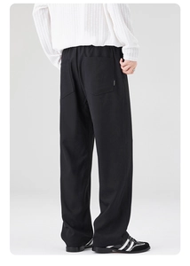 Vue détaillée des poches arrière et de l'étiquette FASHION sur ce pantalon noir droit