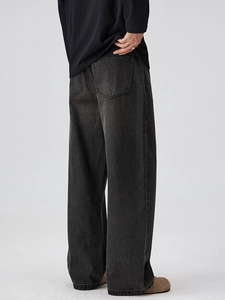 Jean baggy homme en denim noir délavé, coupe droite ample pour un style streetwear