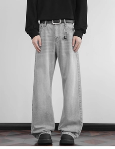 Detail der hellgrauen Wide-Leg-Jeans mit Waschung inklusive Gürtel und Schlüsselanhänger