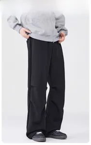 Detailansicht der schwarzen Wide-Leg-Jogginghose mit Seitenfalten und fließendem Fall