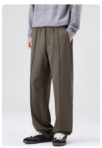Détail du pantalon large homme olive foncé avec pli frontal et taille élastique
