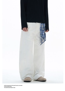 Détail du jean large blanc avec coutures structurées et accessoire foulard à carreaux