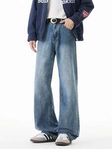 Jean large bleu clair pour homme avec délavage vintage et coupe droite chic
