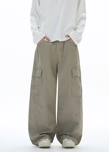 Detailansicht der khakigrünen Cargohose mit mehreren Taschen, weitem Bein und Utility-Design