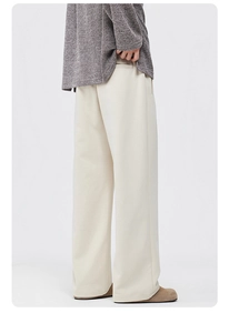 Détail du pantalon décontracté blanc cassé à jambes larges avec poches latérales et drapé