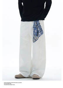 Détail du pantalon cargo blanc à jambe large avec foulard à carreaux bleu et tissu sergé