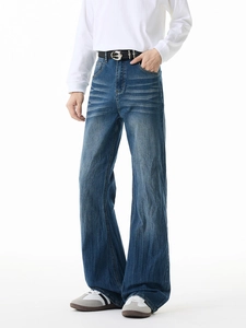 Dunkelblaue Herren-Jeans im Retro-Stil mit weitem Bein und markanten Wascheffekten