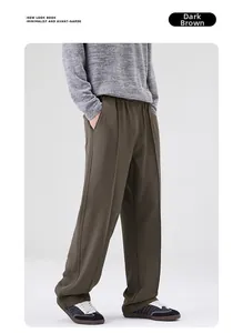 Détails du pantalon marron foncé à coupe droite avec taille élastique et plis