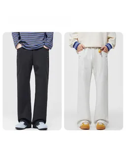 Détails du pantalon de jogging en maille épaisse en noir et gris clair avec poches latérales