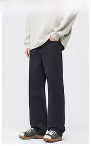 Pantalon cargo noir style streetwear porté par un mannequin avec baskets vintage