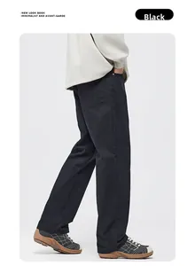 Détail du pantalon cargo noir à coupe droite montrant les poches arrière et la finition