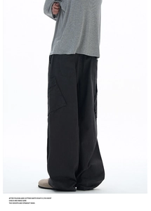 Dettaglio dei pantaloni cargo antracite con tasche laterali e taglio dritto casual