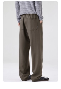 Vue arrière du pantalon décontracté vert olive avec taille élastique et poches plaquées