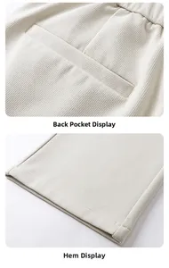 Gros plan du pantalon en maille côtelée blanc cassé avec détails de poche et d'ourlet