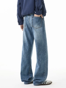 Jean homme bleu délavé vintage à coupe droite et large pour un look cleanfit rétro