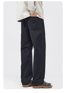 Détail de la couture en V sur les poches arrière du pantalon droit noir de style décontracté