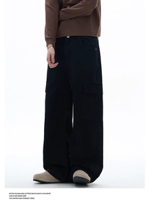 Detailansicht der schwarzen Baggy-Cargohose mit großen Pattentaschen und weitem Bein
