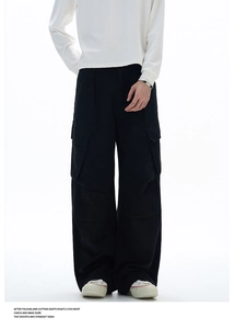 Dettaglio dei pantaloni cargo neri in cotone con design multitasche e taglio dritto