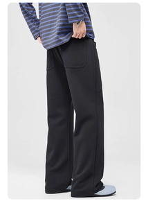 Vue arrière du pantalon en maille large pour hommes avec silhouette ample et poche