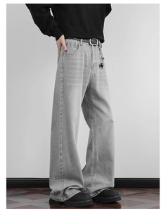 Detail von Herren Straight-Jeans in Hellgrau mit weitem Bein und Metallketten-Dekor