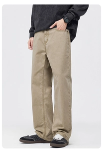 Vue latérale du pantalon cargo kaki pour hommes avec une coupe droite décontractée