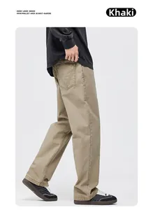 Détail du pantalon décontracté kaki avec coutures en V sur la poche arrière du modèle