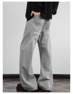 Detailansicht der hellgrauen Wide Leg Jeans mit Gesäßtaschen und weichem Denim-Faltenwurf