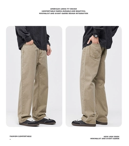 Détail de la texture durable du tissu kaki et du design de poche en V sur le pantalon large