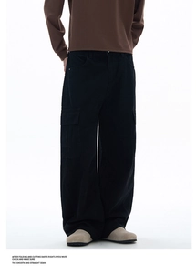 Detail der lockeren Cargo-Hose mit seitlichen Pattentaschen und Twill-Baumwoll-Struktur