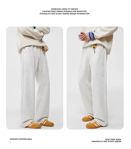 Gros plan détaillé du pantalon en maille gris clair avec cordon et boutons de poche