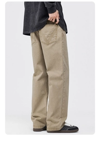 Détail d'un pantalon large kaki montrant la poche arrière avec couture en V décorative