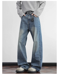 Detail der hellblauen Wide-Leg-Jeans mit Vintage-Waschung und Cat-Whiskers-Strukturen