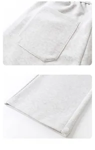 Detailansicht der hellgrauen Strickhose mit hinterer Tasche und flacher Saumverarbeitung