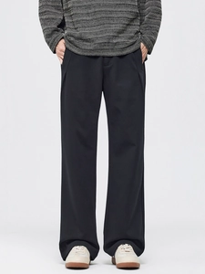 Pantalon large pour homme en noir avec une coupe droite fluide et un tissu en sergé