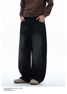Détail du délavage vintage avec moustaches de chat sur ce jean large pour homme